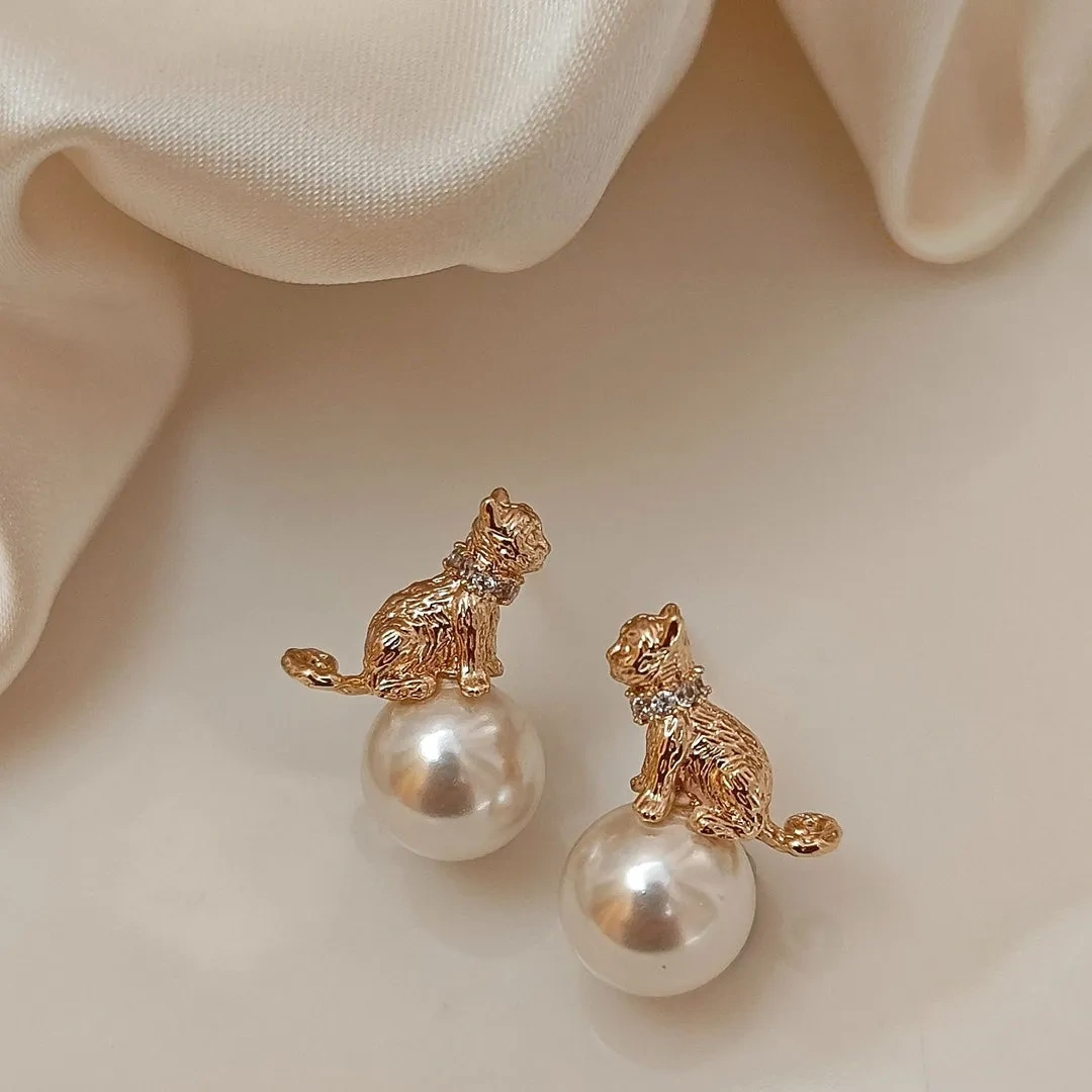 Cat pearl stud earrings