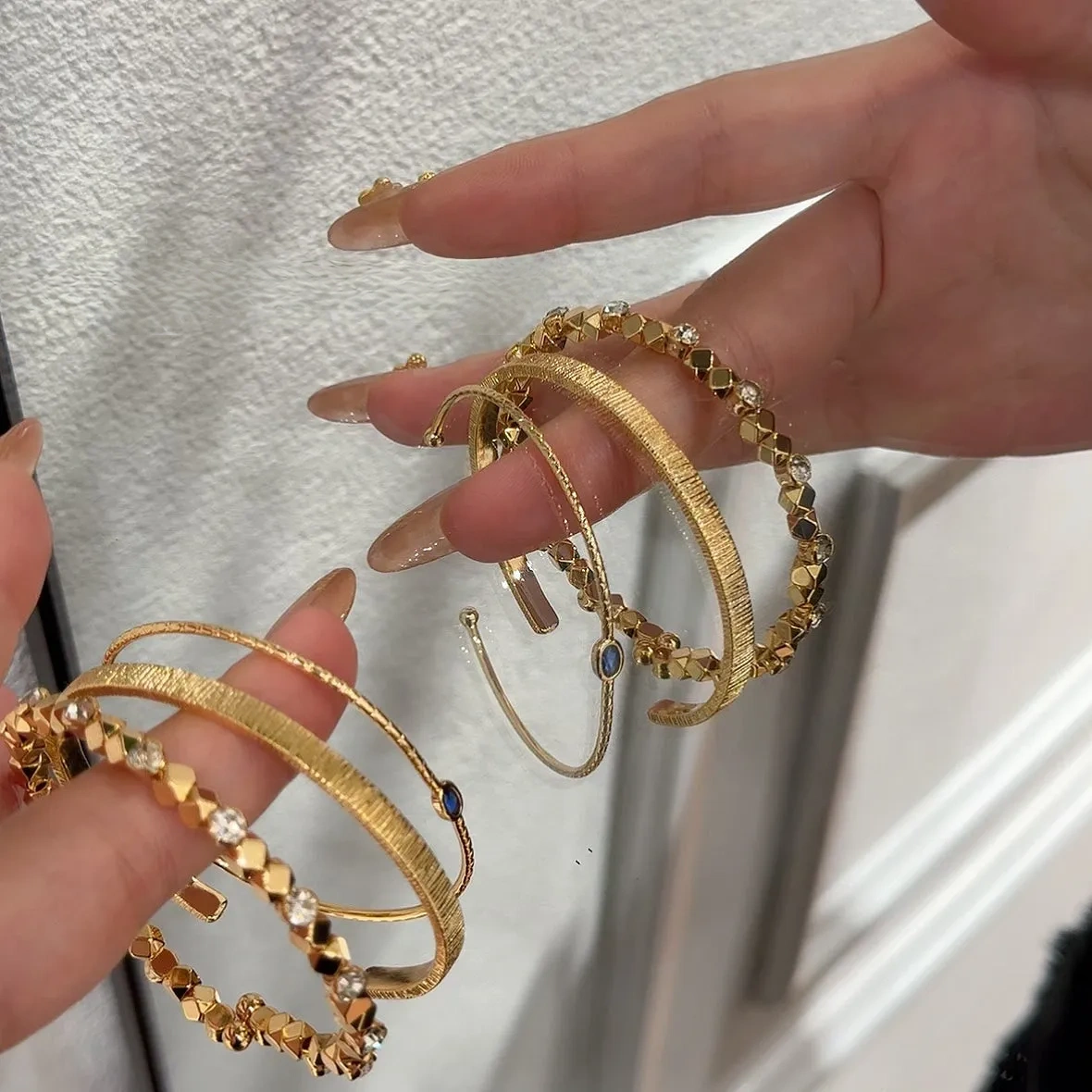 Blue Diamond Vertical Wide Side Thin Half Bracelet Bracelet (Gold Version)