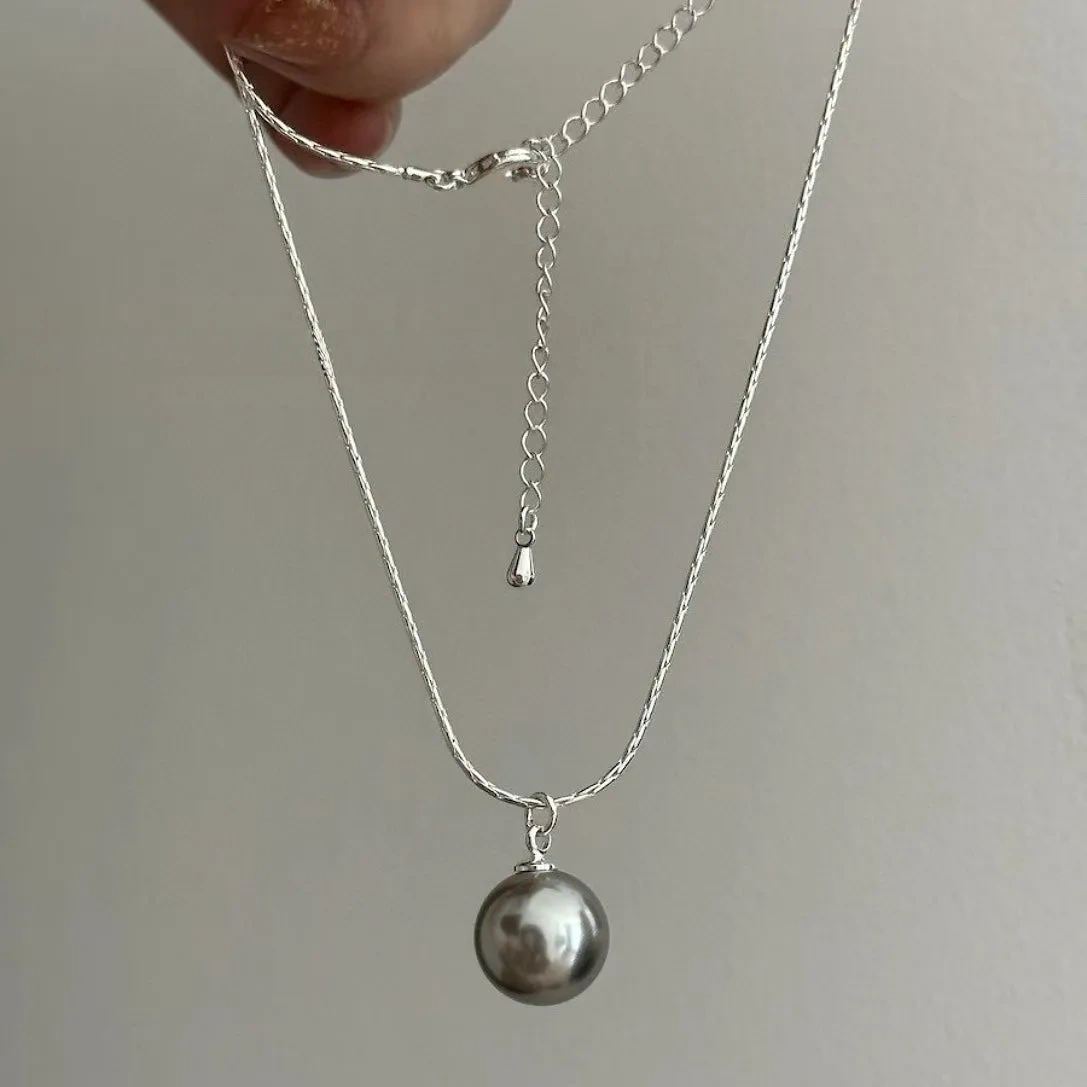 Faux pearl off-white single pendant necklace Covered in sterling silver