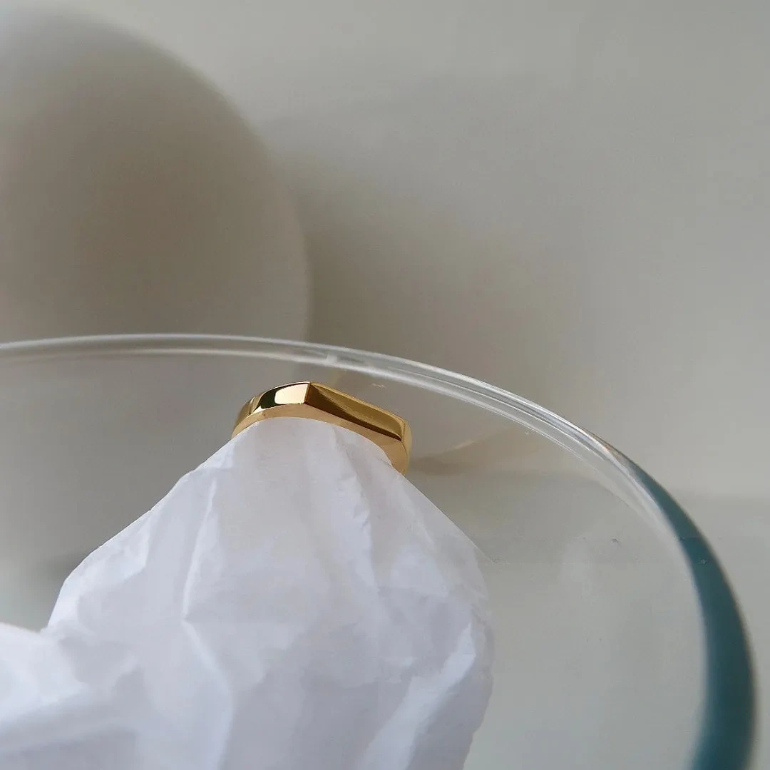 Diamond-shaped minimalist titanium and gold-plated ring