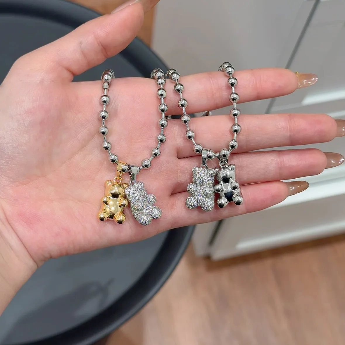 But cute love is very weightygold and silver diamond-studded three-dimensional bear necklace