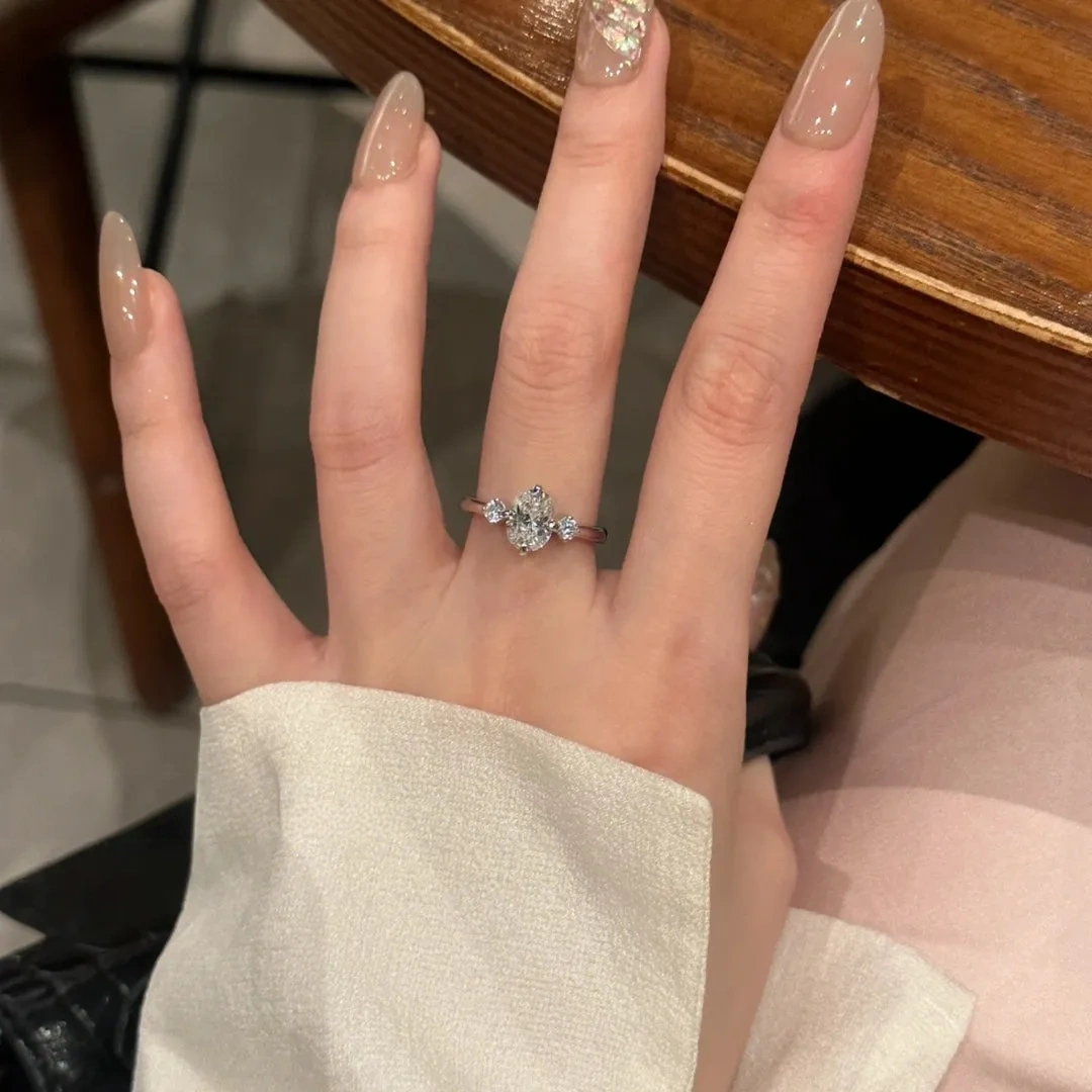 925 Silver 7*9 Oval High Carbon Diamond White Diamond Ring