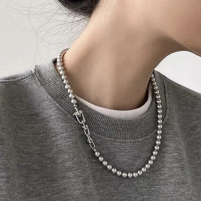 Silver-grey panelled horseshoe clasp pearl necklace