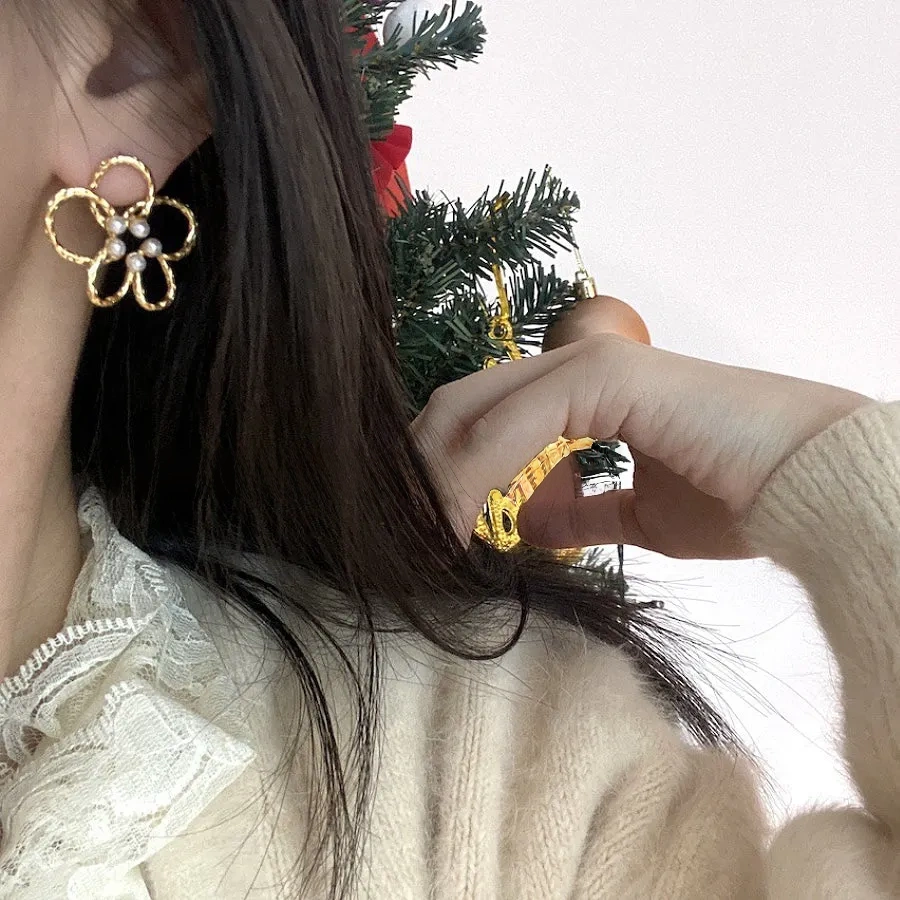 Cut-out flower stud earrings