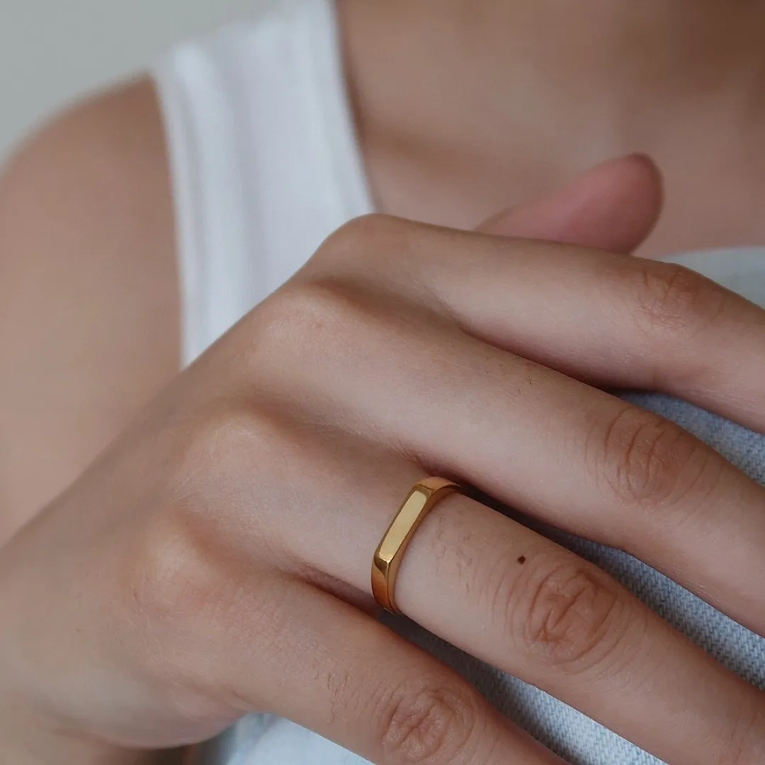 Diamond-shaped minimalist titanium and gold-plated ring