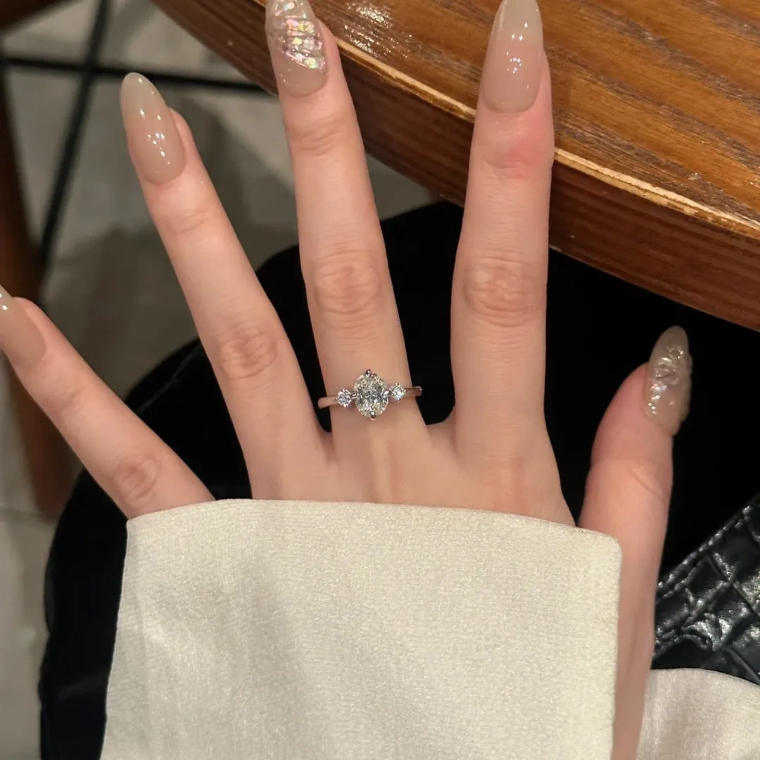 925 Silver 7*9 Oval High Carbon Diamond White Diamond Ring