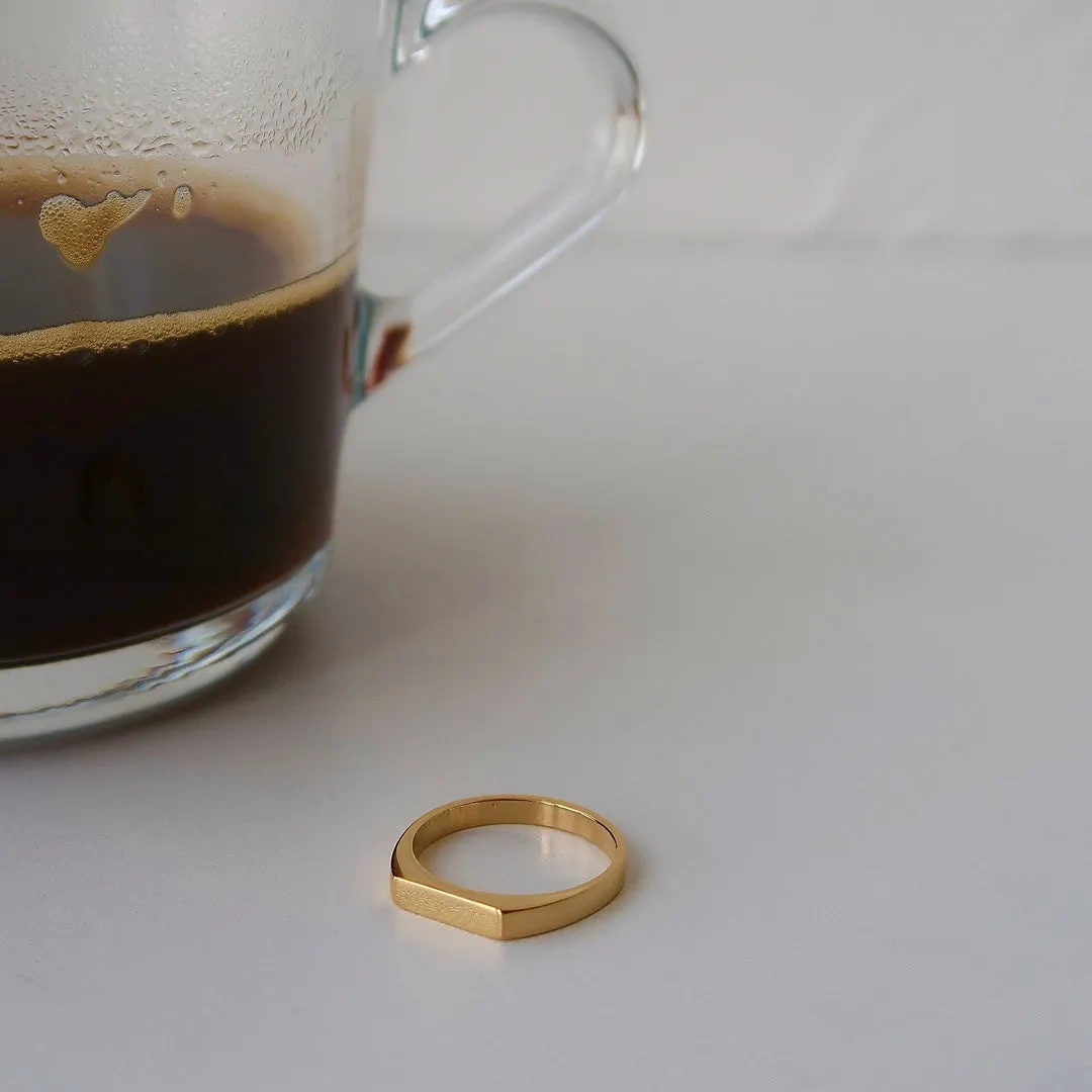 Diamond-shaped minimalist titanium and gold-plated ring