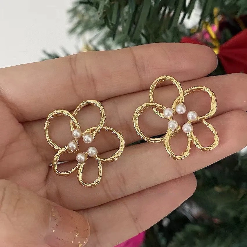 Cut-out flower stud earrings