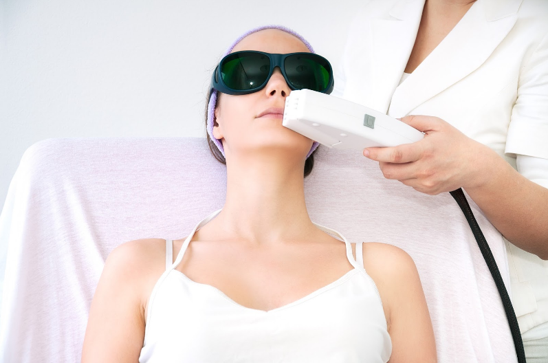 Comparison: Physical Hair Removal vs. Laser Hair Removal – Why Laser Reigns Supreme-GLM Beauty Spa Equipment Factory