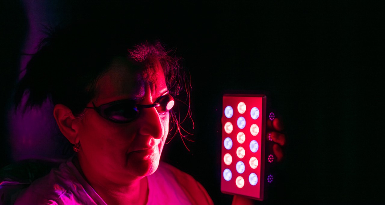 What are the benefits of using a red light therapy mask?