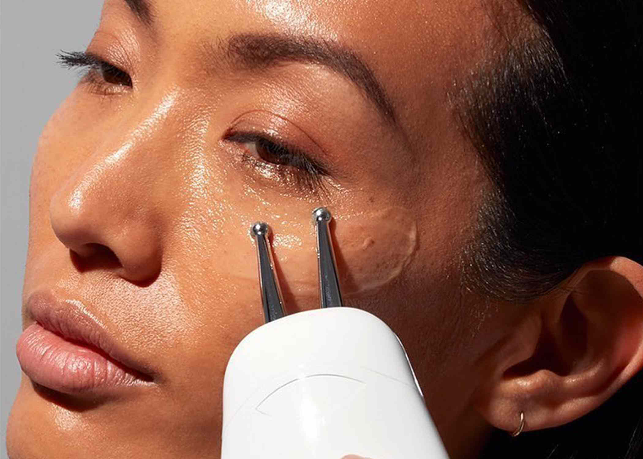 How Microcurrent Technology Re-Trains Your Facial Muscles for a Youthful Look-GLM Beauty Spa Equipment Factory