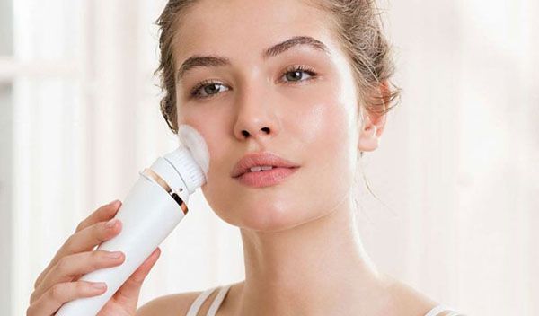 What benefits does a facial cleansing machine bring to the skin?