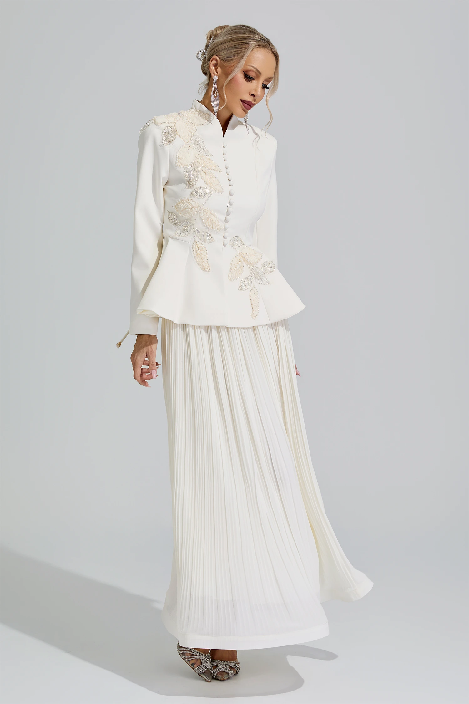 Seondeok White Embroidery Pleated Set