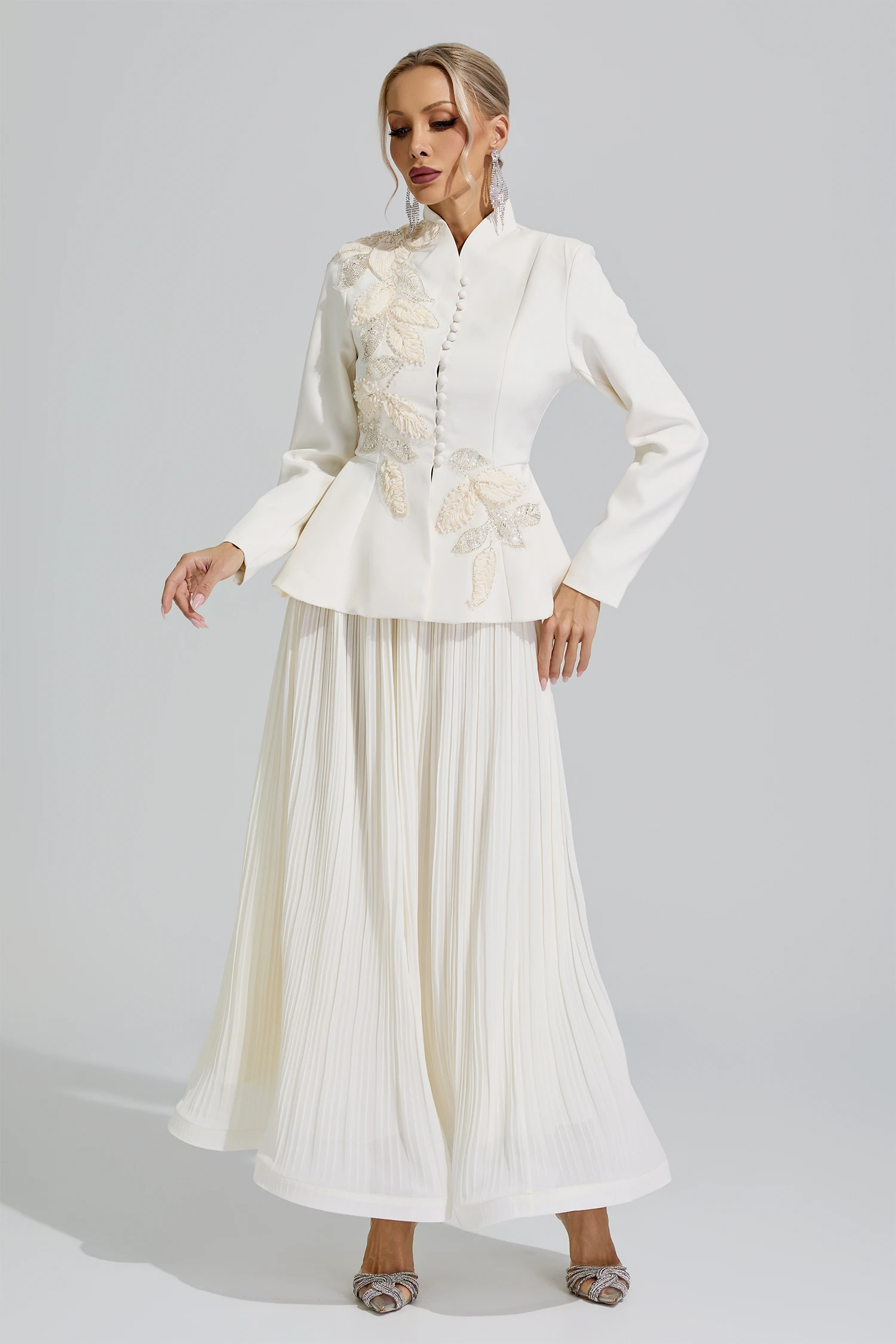 Seondeok White Embroidery Pleated Set