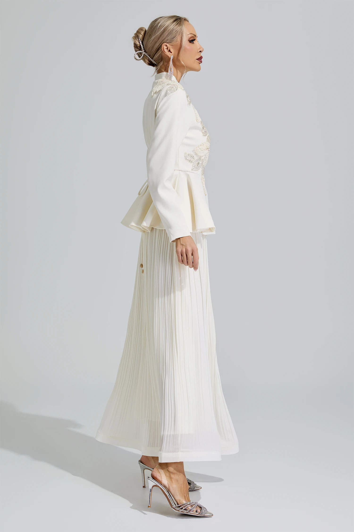 Seondeok White Embroidery Pleated Set