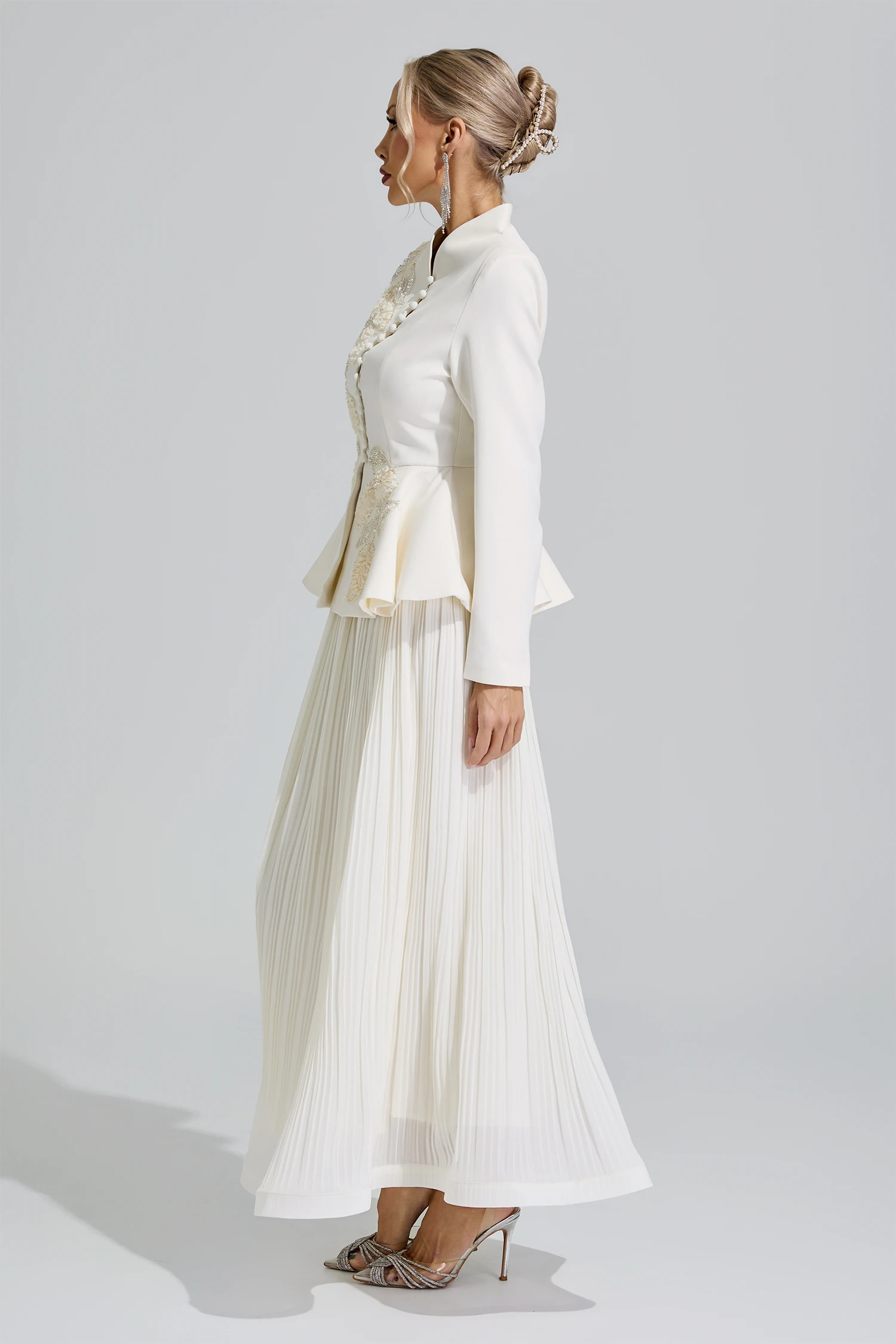 Seondeok White Embroidery Pleated Set