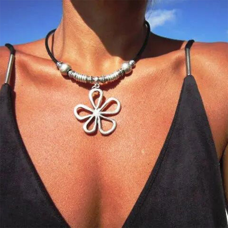 Floral Pattern Silver Necklace