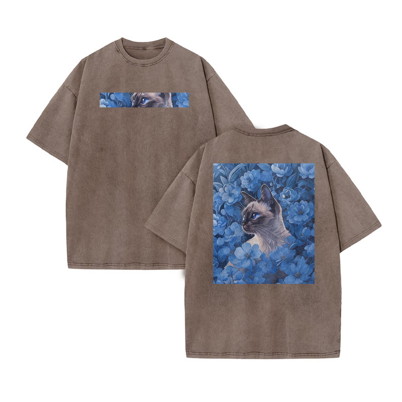 A Siamese Cat Hidden Among Clusters Of Blue Flowers Print Acid Washed T-shirt - Coffee - US20-22(3XL) - image 5