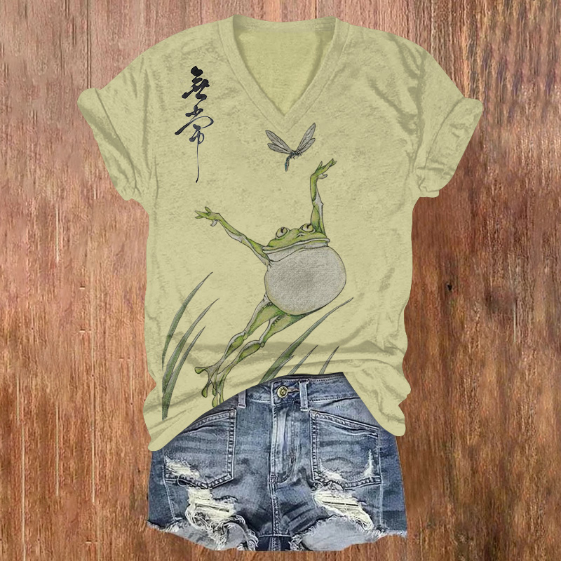 A Playful Japanese-style Frog Imitates A Flying Dragonfly Printed Short Sleeved V-neck T-shirt - Light Green - US32-34(5XL) - image 1