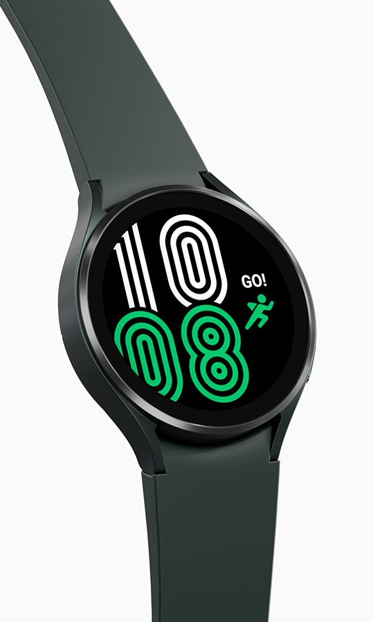 绿色的 Galaxy Watch4 设备以绿白相间的轮廓设计在表盘上显示时间，并带有绿色的跑步图标。