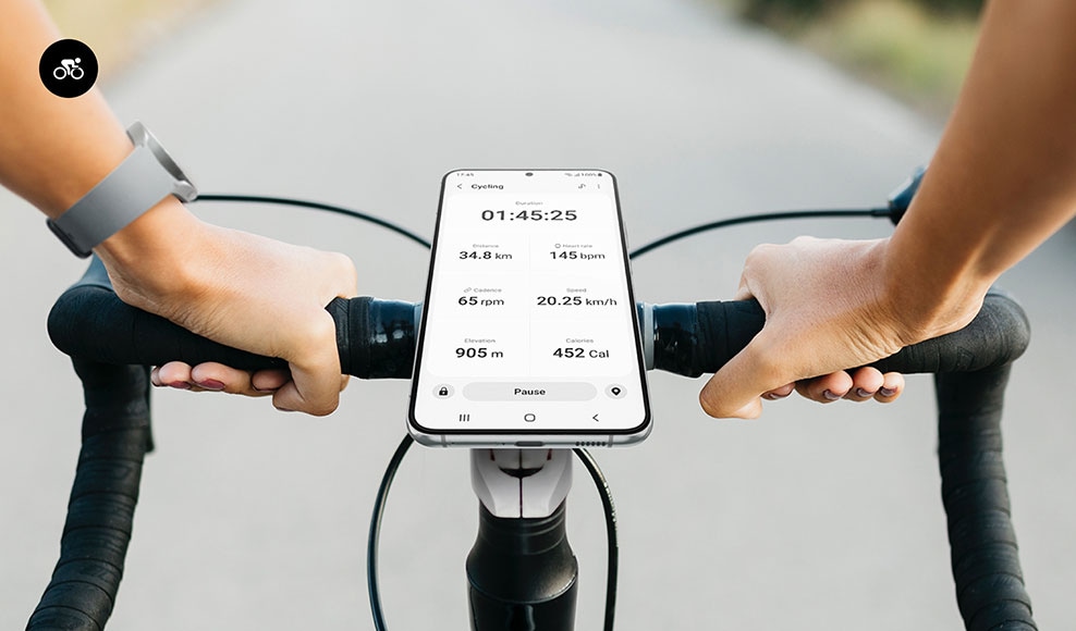 Um Galaxy S22 colocado como um painel numa bicicleta mostra os dados do treino de ciclismo medidos pelo Galaxy Watch4 em tempo real.