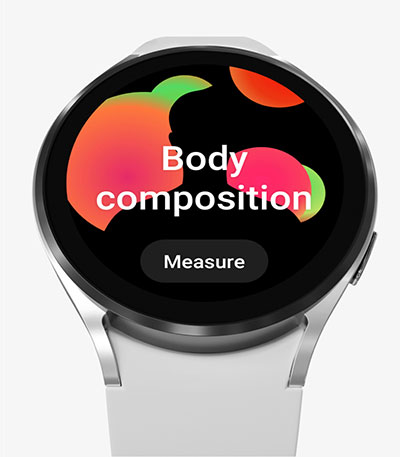 A parte frontal do mostrador do relógio Galaxy Watch4 é mostrada com a funcionalidade de composição corporal ligada, à espera de medição.