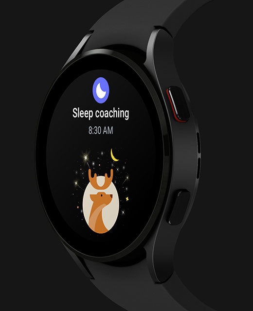 黑色 Galaxy Watch4 显示一条带有鹿睡眠符号的睡眠训练消息。