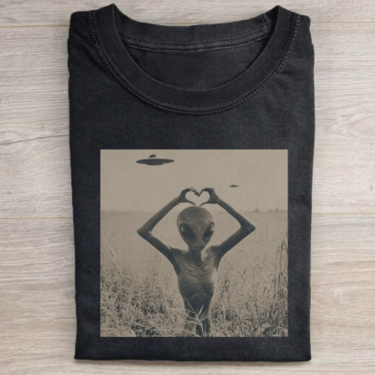 Magmoo Alien Love Heart T-shirt