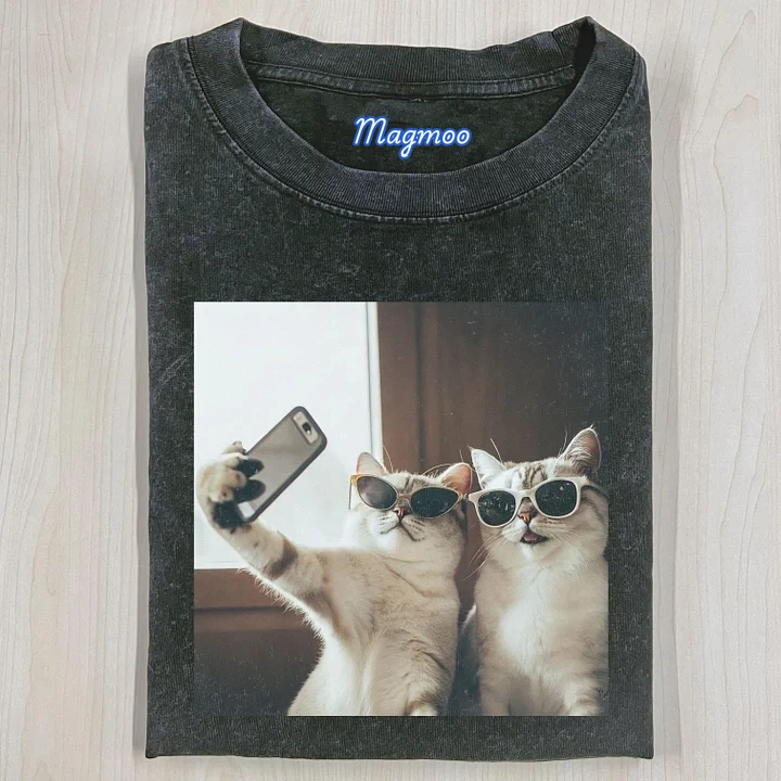 CAT TAKING A SELFIE T-SHIRT-Magmoo