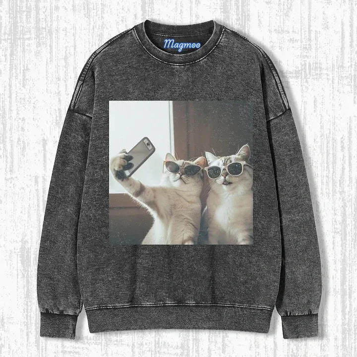 CAT TAKING A SELFIE T-SHIRT-Magmoo