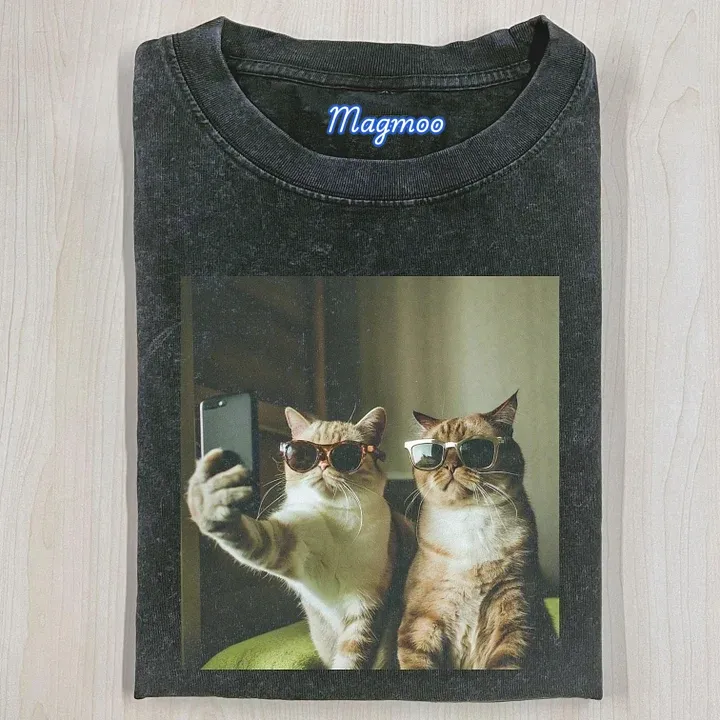 CAT TAKING A SELFIE T-SHIRT-Magmoo