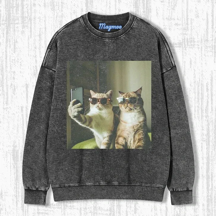 CAT TAKING A SELFIE T-SHIRT-Magmoo