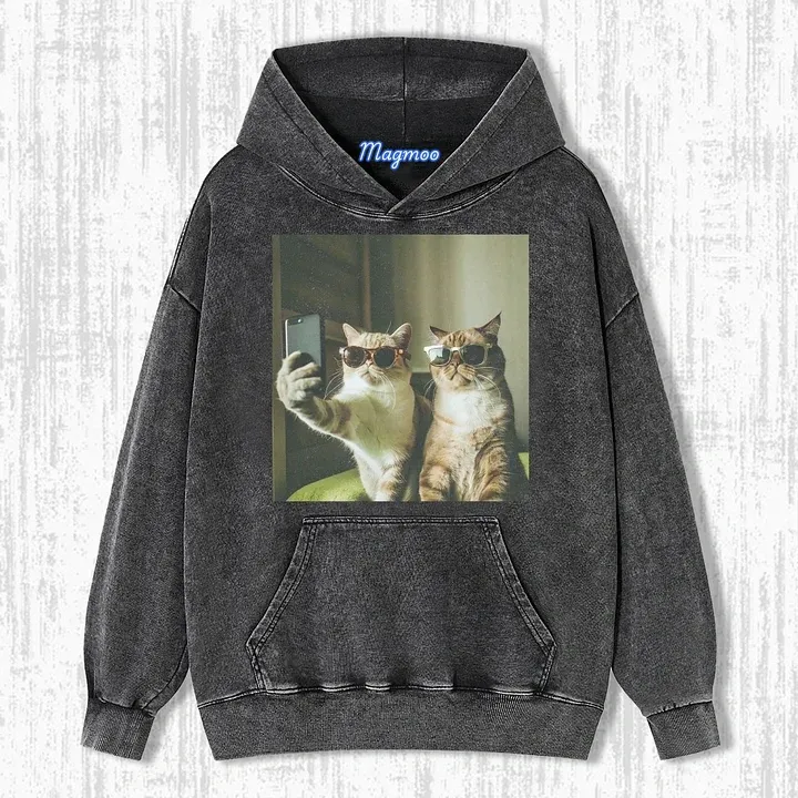 CAT TAKING A SELFIE T-SHIRT-Magmoo