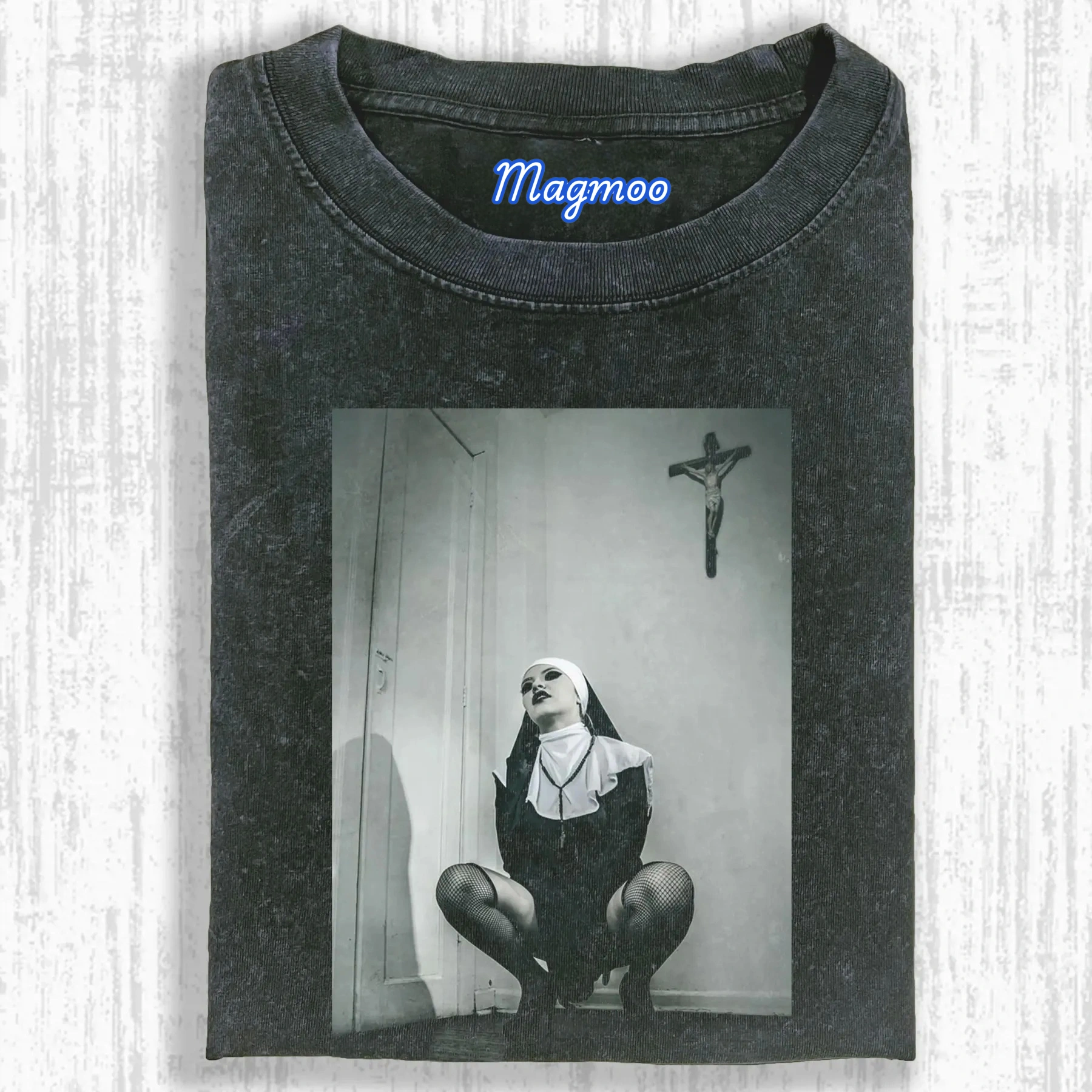 NUNS T-SHIRT