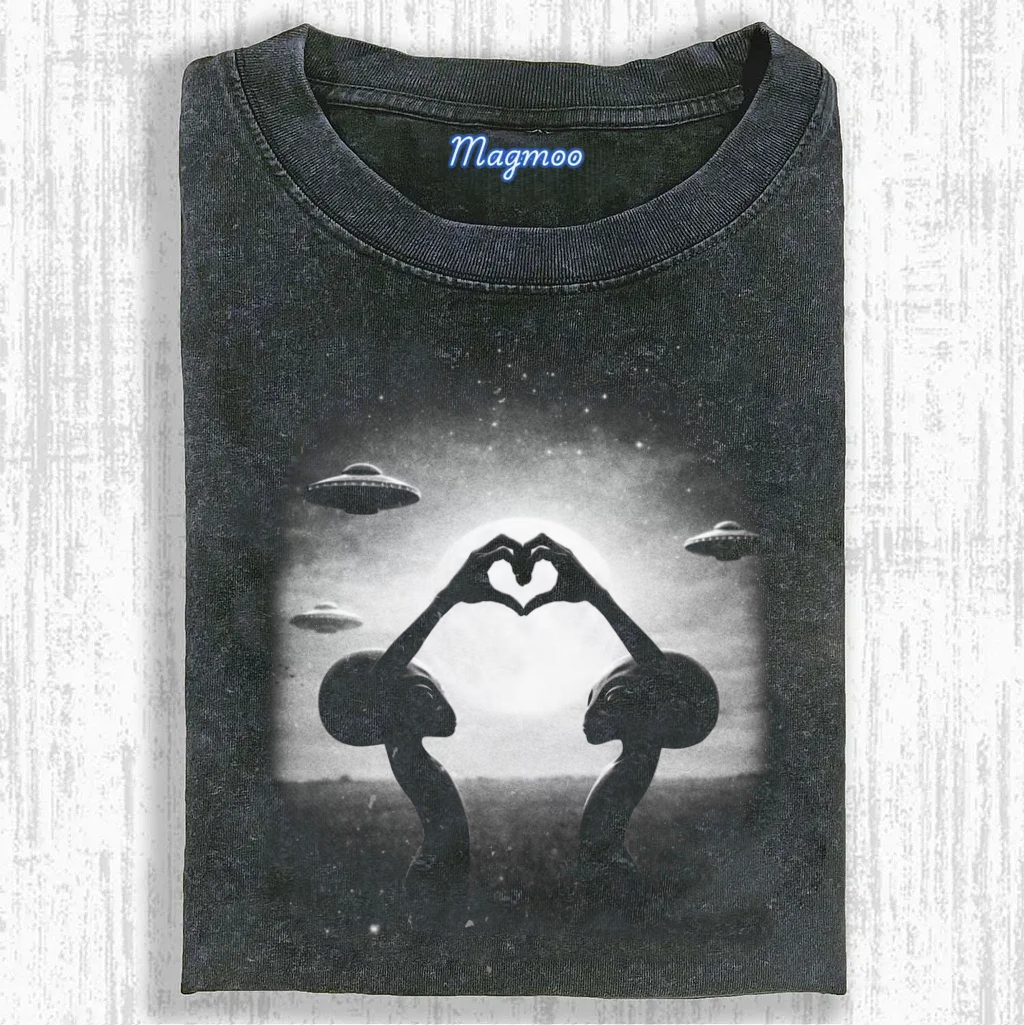 Magmoo Alien Love Heart Retro T-shirt