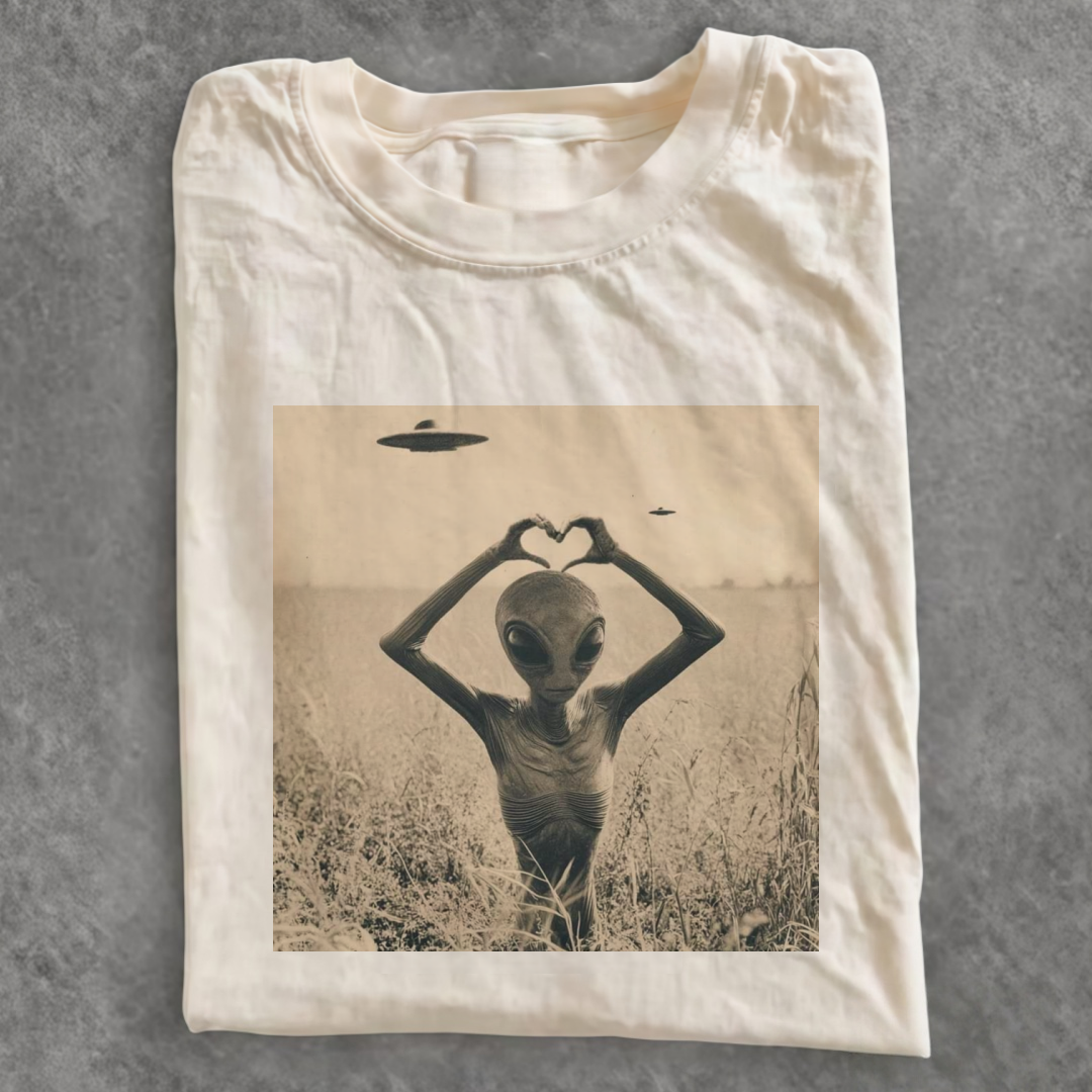 Magmoo Alien Love Heart T-shirt