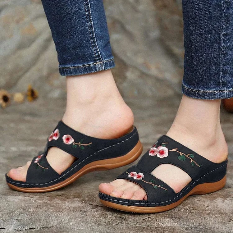 Beach Embroidery Flat Soft Non-Slip Women's Sandals 2026