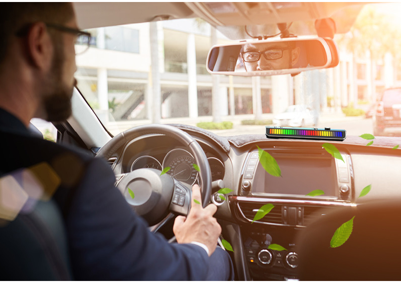 Chytré parfémy do auta s ambientním osvětlením, chytré světelné proužky, spony na ventilaci osvěžovače vzduchu, autodoplňky.