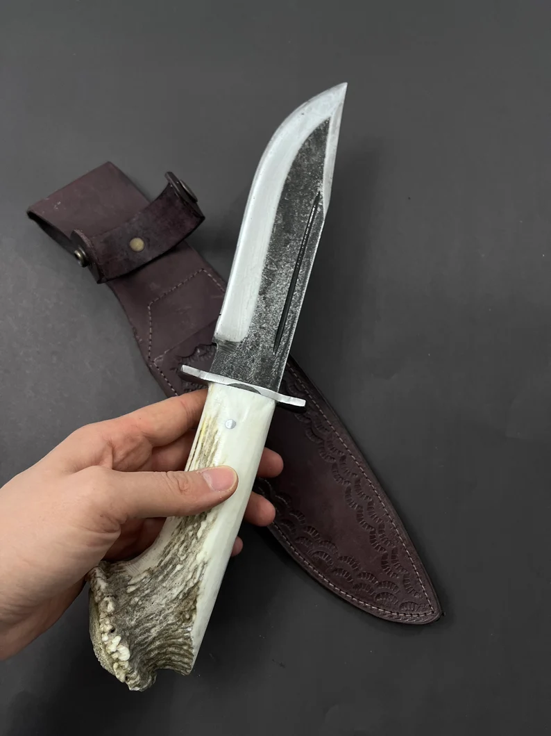 Ručně kovaný ocelový nůž Bowie: rukojeť z jeleního parohu, kožené pouzdro