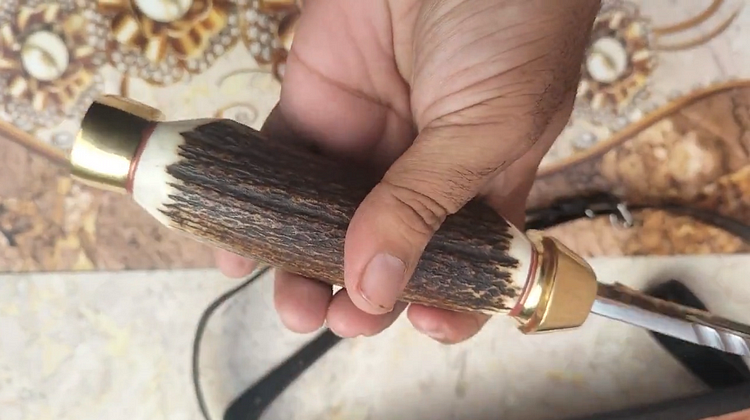 Ručně vyrobený nůž Bowie: leštěná ocelová čepel, rukojeť z jeleního parohu (kožené pouzdro)