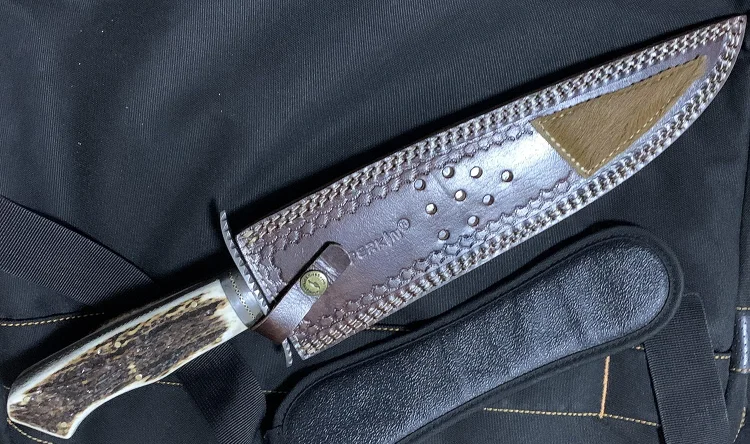 🔥 Ručně vyrobený nůž Bowie z damaškové oceli (s koženým pouzdrem)