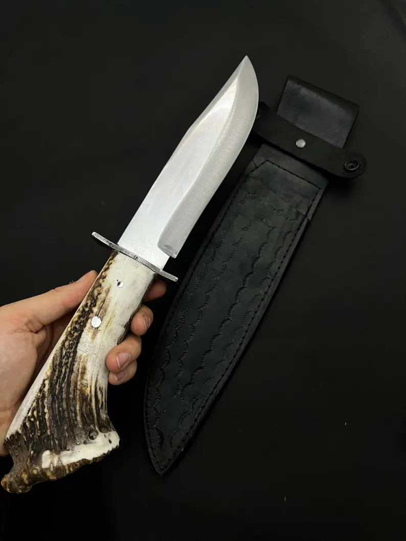 Ručně kovaný ocelový nůž Bowie: rukojeť z jeleního parohu, kožené pouzdro