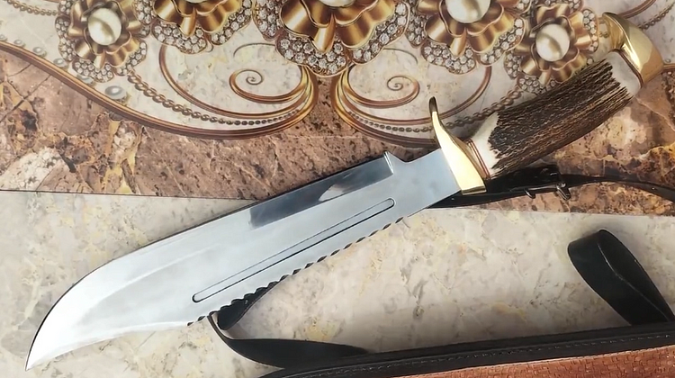 Ručně vyrobený nůž Bowie: leštěná ocelová čepel, rukojeť z jeleního parohu (kožené pouzdro)