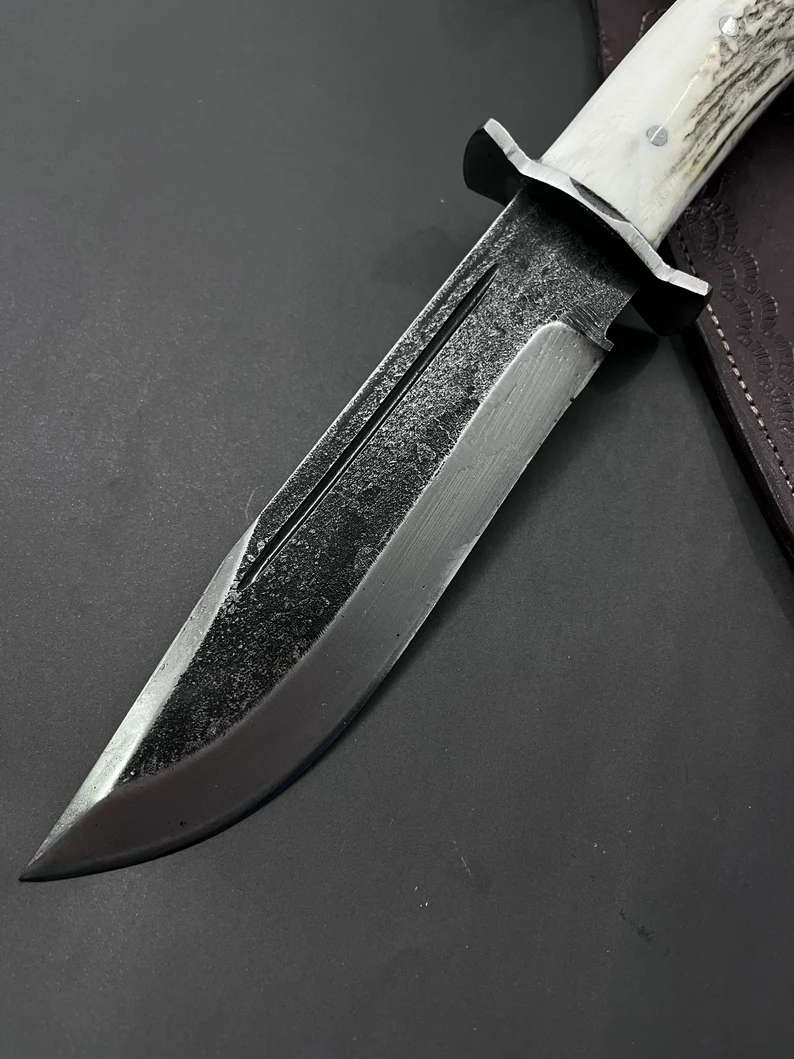 Ručně kovaný ocelový nůž Bowie: rukojeť z jeleního parohu, kožené pouzdro
