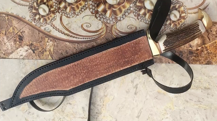 Ručně vyrobený nůž Bowie: leštěná ocelová čepel, rukojeť z jeleního parohu (kožené pouzdro)