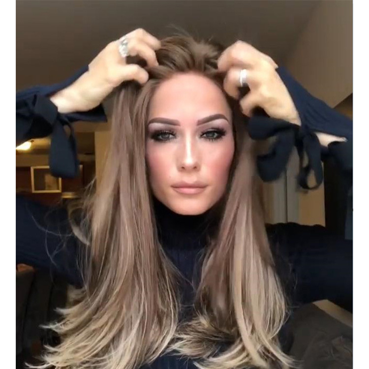 Gradientowo-brązowa blond peruka z przedziałkiem na boku i prostymi włosami