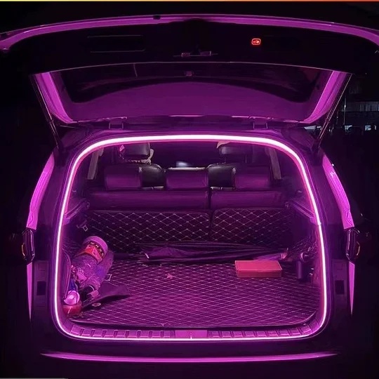 Dynamiczny, p?yn?cy pasek ?wietlny do baga?nika samochodu