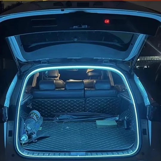 Dynamiczny, p?yn?cy pasek ?wietlny do baga?nika samochodu