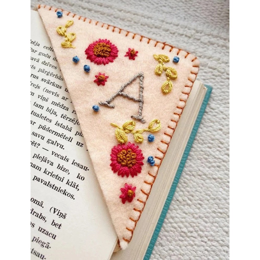  🍃Personalized hand embroidered corner bookmark🔖