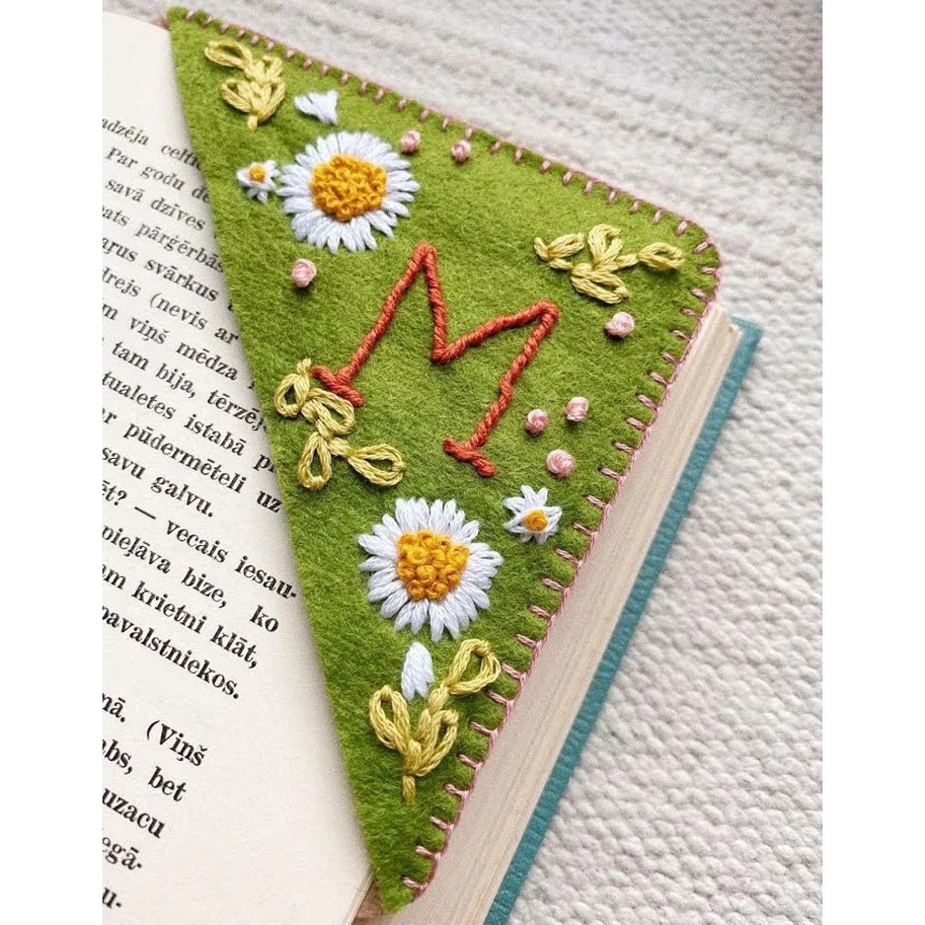  🍃Personalized hand embroidered corner bookmark🔖